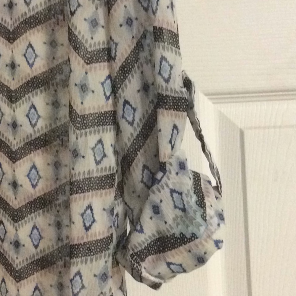 Aztec looking thin blouse - Picture 3 of 3